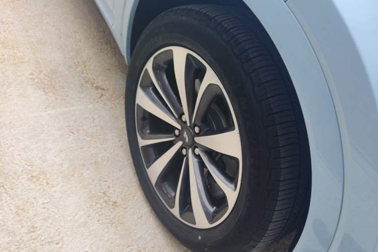 Used Li Auto ONE 2020 Extended-Range 6-Seater Version Right Front Wheel Hub