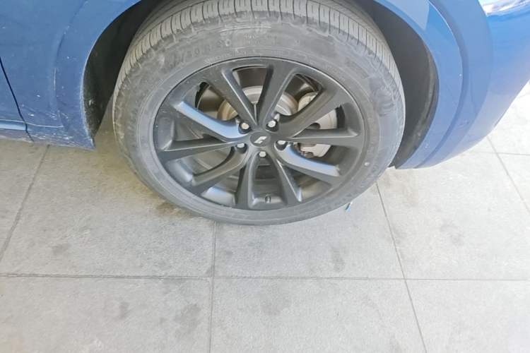 Used Li Auto ONE 2020 Extended-Range 6-Seater Version Right Front Wheel Hub