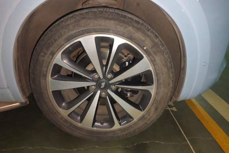 Used Li Auto ONE 2020 Range-Extended 7-Seater Version Right Front Wheel Hub