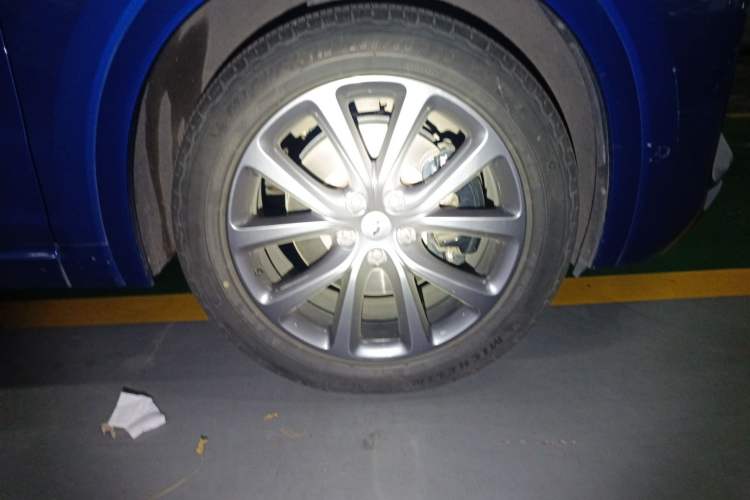 Used Li Auto ONE 2020 Extended-Range 6-Seater Version Right Front Wheel Hub
