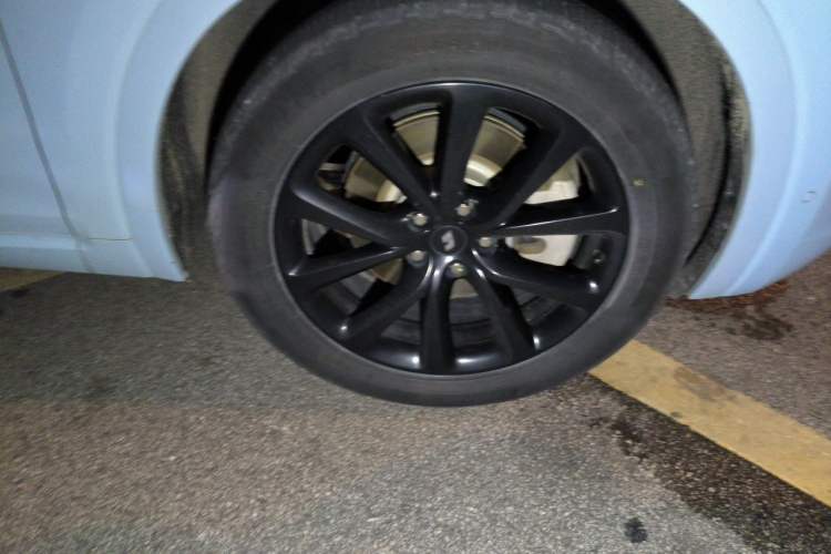 Used Li Auto ONE 2020 Extended-Range 6-Seater Version Right Front Wheel Hub