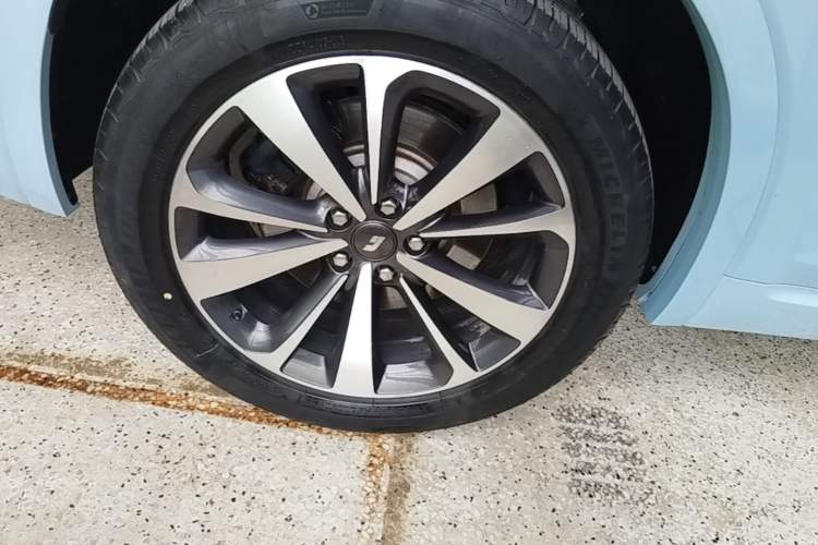Used Li Auto ONE 2020 Extended-Range 6-Seater Version Right Rear Wheel Hub