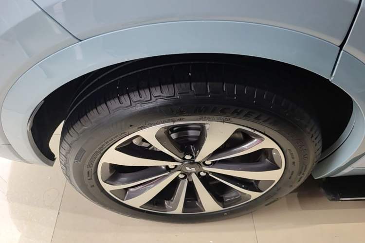 Used Li Auto ONE 2020 Extended-Range 6-Seater Version Right Rear Wheel Hub