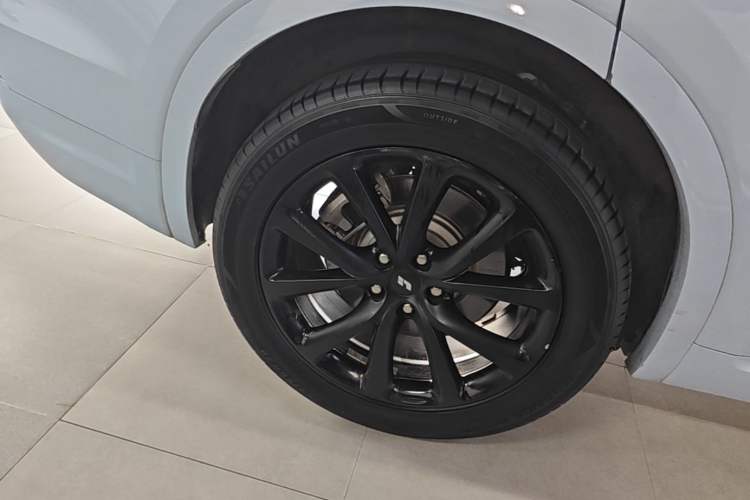 Used Li Auto ONE 2020 Extended-Range 6-Seater Version Right Rear Wheel Hub