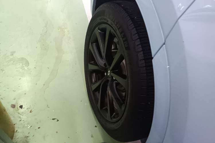 Used Li Auto ONE 2020 Extended-Range 6-Seater Version Right Rear Wheel Hub