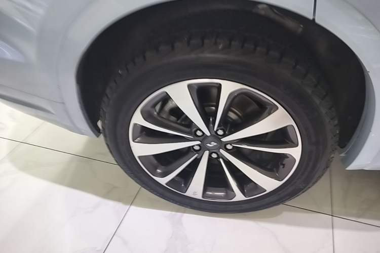 Used Li Auto ONE 2020 Extended-Range 6-Seater Version Right Rear Wheel Hub