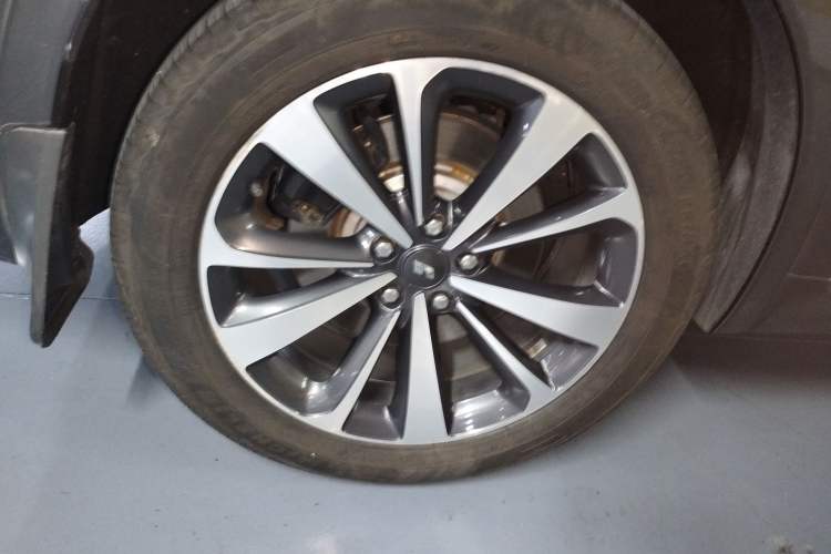 Used Li Auto ONE 2020 Extended-Range 6-Seater Version Right Rear Wheel Hub