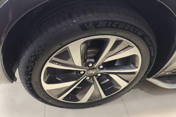 Used Li Auto ONE 2020 Extended-Range 6-Seater Version Left Front Wheel Hub