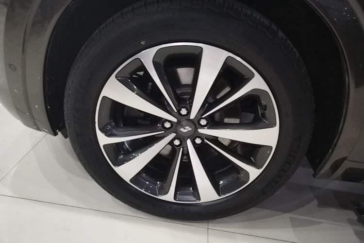 Used Li Auto ONE 2020 Extended-Range 6-Seater Version Left Front Wheel Hub