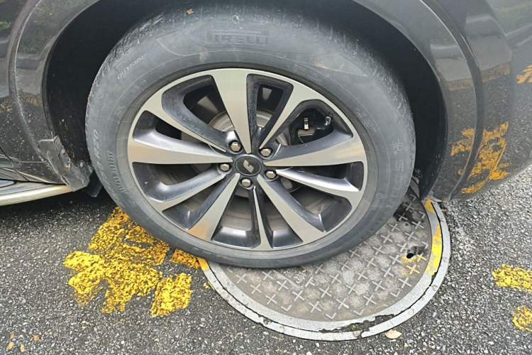Used Li Auto ONE 2020 Extended-Range 6-Seater Version Right Front Wheel Hub