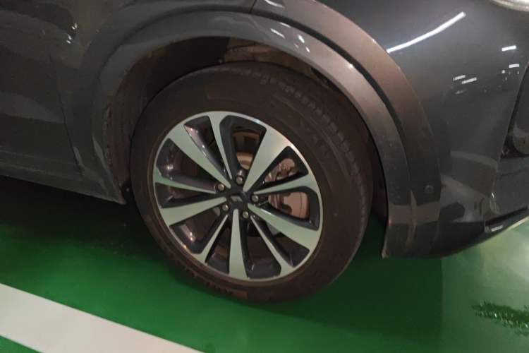 Used Li Auto ONE 2020 Extended-Range 6-Seater Version Right Front Wheel Hub