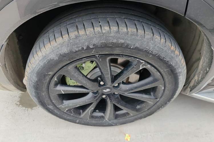 Used Li Auto ONE 2020 Extended-Range 6-Seater Version Right Rear Wheel Hub