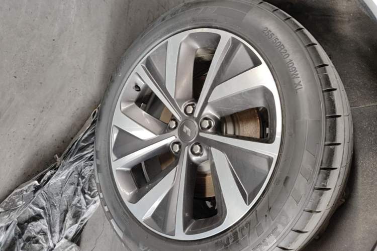 Used Li Auto ONE 2020 Range-Extended 7-Seater Version Right Rear Wheel Hub