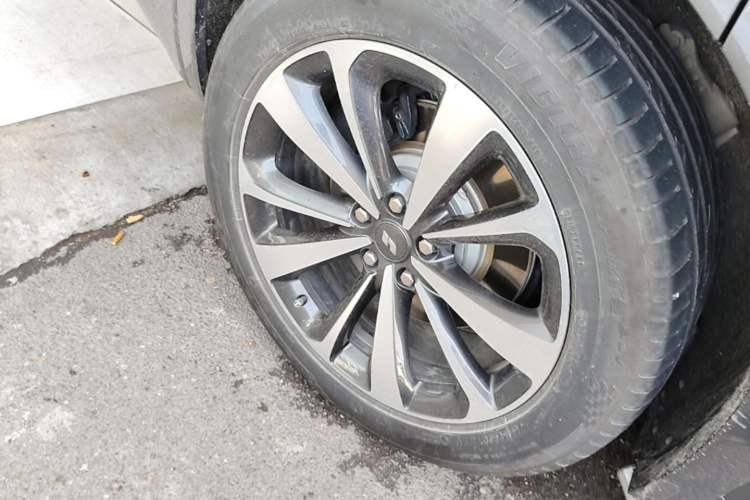 Used Li Auto ONE 2020 Extended-Range 6-Seater Version Right Rear Wheel Hub