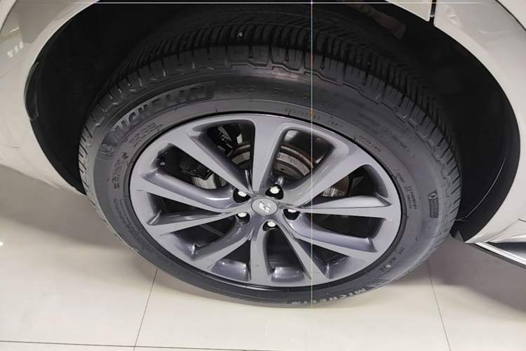 Used Li Auto ONE 2020 Extended-Range 6-Seater Version Right Rear Wheel Hub