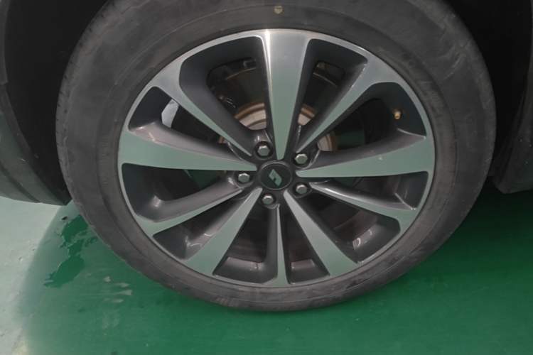 Used Li Auto ONE 2020 Extended-Range 6-Seater Version Right Rear Wheel Hub
