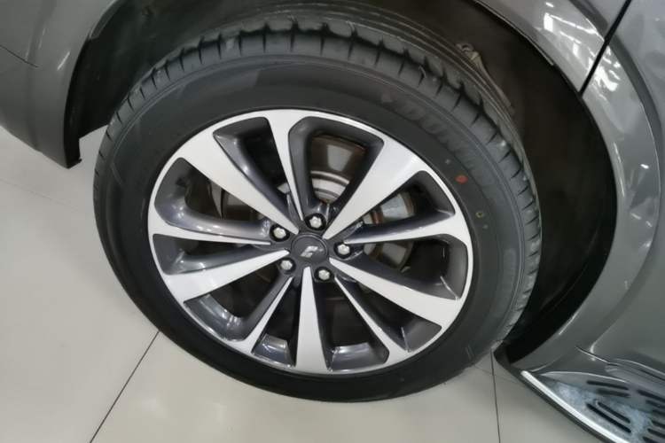 Used Li Auto ONE 2020 Extended-Range 6-Seater Version Right Rear Wheel Hub