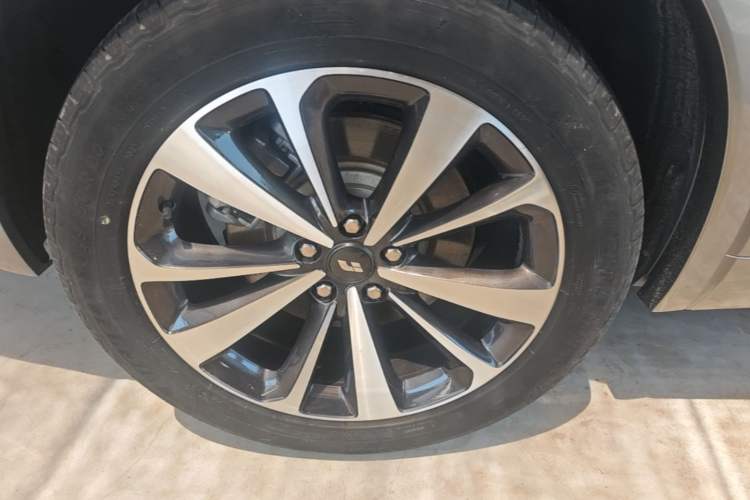 Used Li Auto ONE 2020 Extended-Range 6-Seater Version Right Rear Wheel Hub