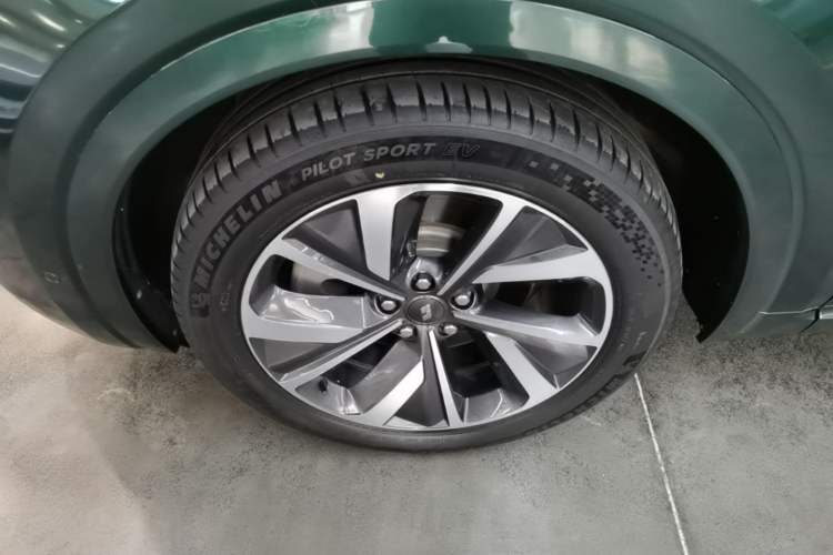 Used Li Auto ONE 2020 Extended-Range 6-Seater Version Left Front Wheel Hub