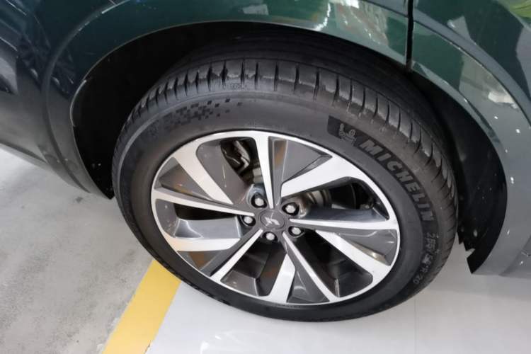 Used Li Auto ONE 2020 Extended-Range 6-Seater Version Right Rear Wheel Hub