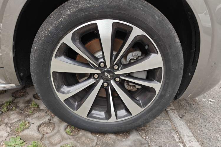 Used Li Auto ONE 2020 Extended-Range 6-Seater Version Right Front Wheel Hub