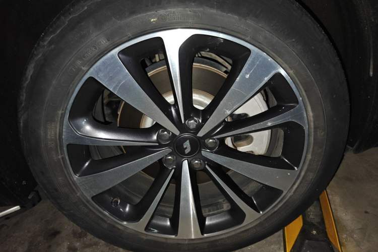 Used Li Auto ONE 2020 Extended-Range 6-Seater Version Right Front Wheel Hub