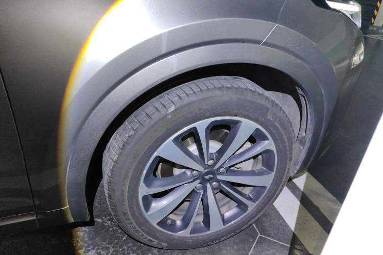 Used Li Auto ONE 2020 Extended-Range 6-Seater Version Right Front Wheel Hub