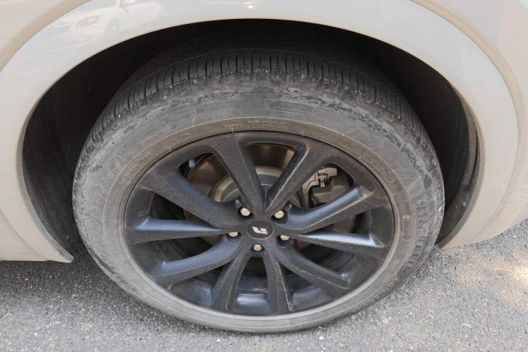 Used Li Auto ONE 2020 Extended-Range 6-Seater Version Right Front Wheel Hub