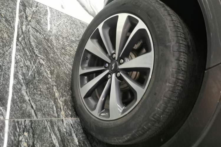Used Li Auto ONE 2020 Extended-Range 6-Seater Version Right Rear Wheel Hub