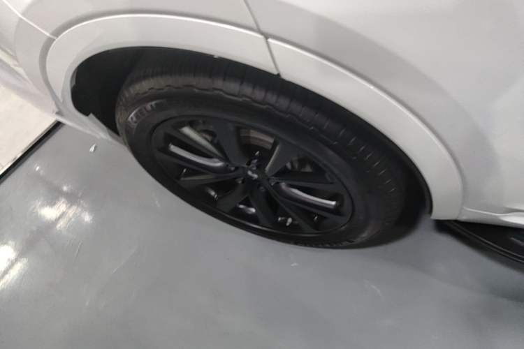 Used Li Auto ONE 2020 Extended-Range 6-Seater Version Right Rear Wheel Hub