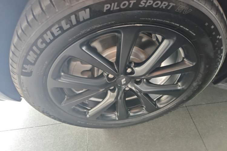 Used Li Auto ONE 2021 Extended-Range 6-Seater Version Left Front Wheel Hub