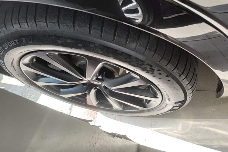 Used Li Auto ONE 2021 Extended-Range 6-Seater Version Left Front Wheel Hub
