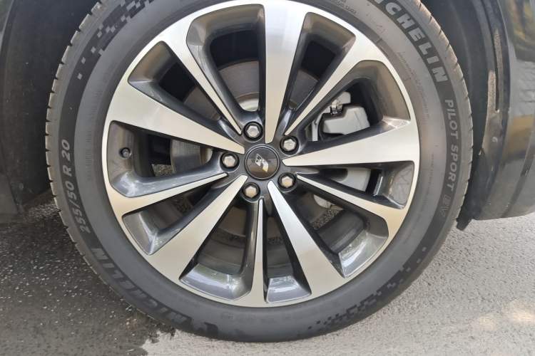 Used Li Auto ONE 2021 Extended-Range 6-Seater Version Right Front Wheel Hub