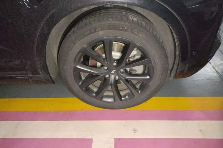 Used Li Auto ONE 2021 Extended-Range 6-Seater Version Right Front Wheel Hub