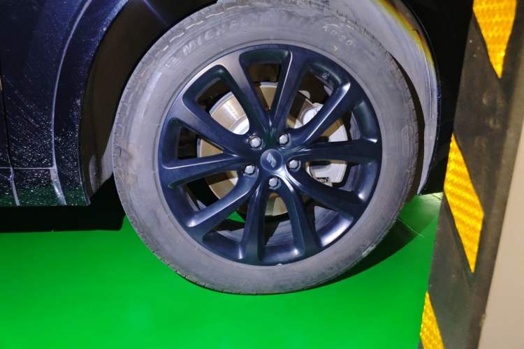 Used Li Auto ONE 2021 Extended-Range 6-Seater Version Right Front Wheel Hub