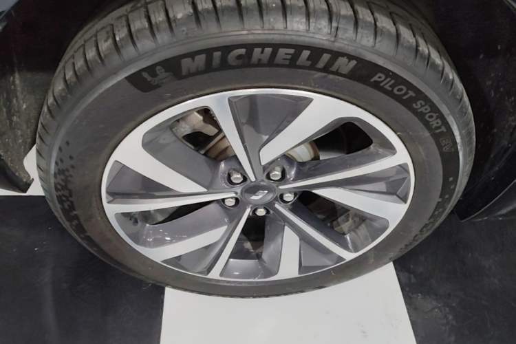 Used Li Auto ONE 2021 Extended-Range 6-Seater Version Right Rear Wheel Hub