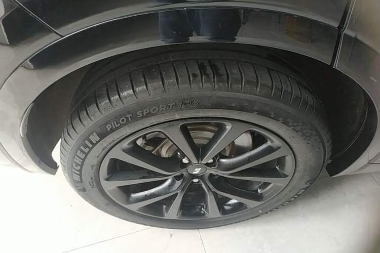 Used Li Auto ONE 2021 Extended-Range 6-Seater Version Right Rear Wheel Hub