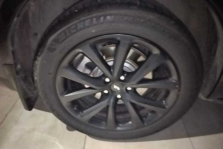 Used Li Auto ONE 2021 Extended-Range 6-Seater Version Right Rear Wheel Hub