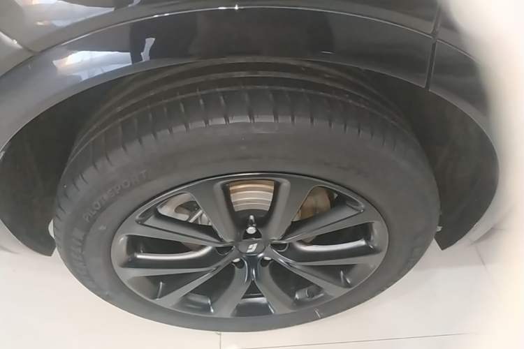 Used Li Auto ONE 2021 Extended-Range 6-Seater Version Right Rear Wheel Hub