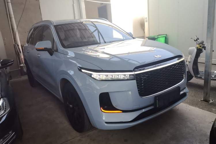 Used Li Auto ONE 2021 Extended-Range 6-Seater Version Front Right 45 Deg