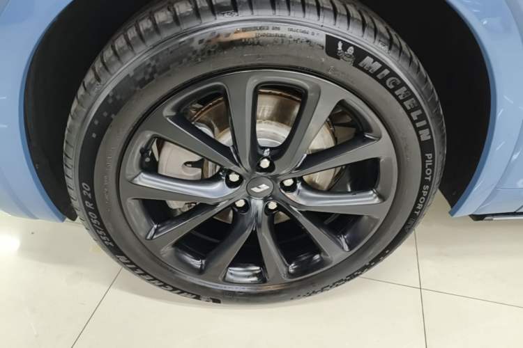 Used Li Auto ONE 2021 Extended-Range 6-Seater Version Left Front Wheel Hub