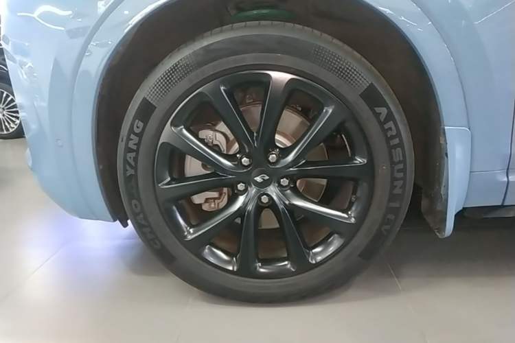 Used Li Auto ONE 2021 Extended-Range 6-Seater Version Left Front Wheel Hub