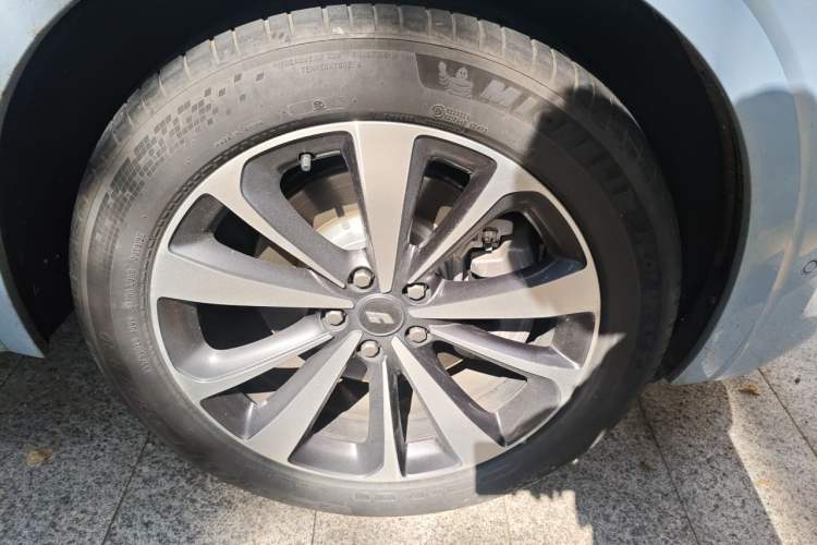 Used Li Auto ONE 2021 Extended-Range 6-Seater Version Right Front Wheel Hub