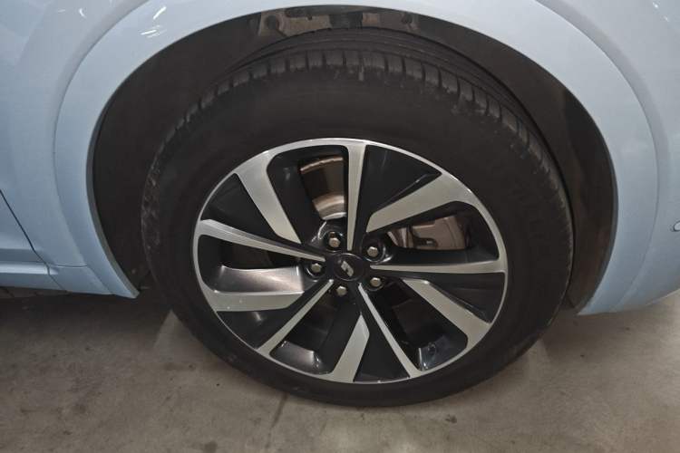 Used Li Auto ONE 2021 Extended-Range 6-Seater Version Right Front Wheel Hub