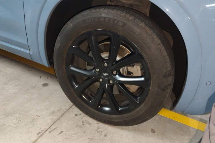 Used Li Auto ONE 2021 Extended-Range 6-Seater Version Right Front Wheel Hub