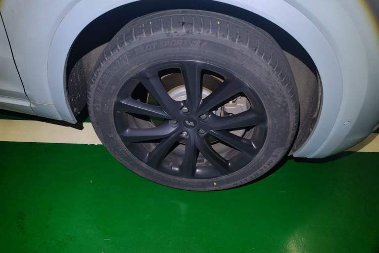 Used Li Auto ONE 2021 Extended-Range 6-Seater Version Right Front Wheel Hub