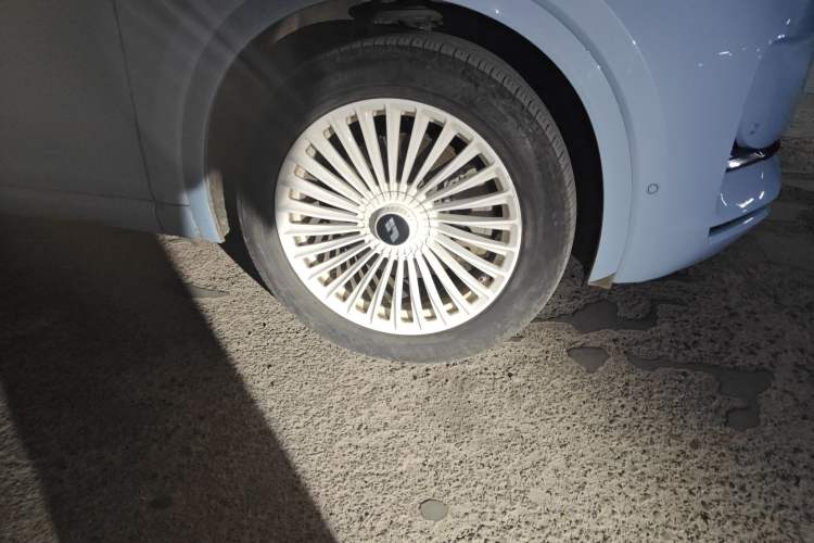 Used Li Auto ONE 2021 Extended-Range 6-Seater Version Right Front Wheel Hub