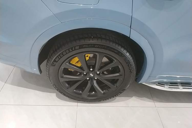 Used Li Auto ONE 2021 Extended-Range 6-Seater Version Right Rear Wheel Hub