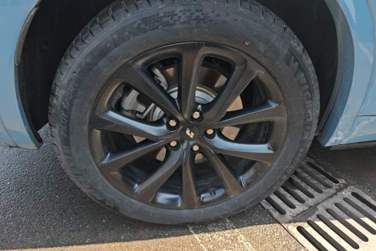 Used Li Auto ONE 2021 Extended-Range 6-Seater Version Right Rear Wheel Hub
