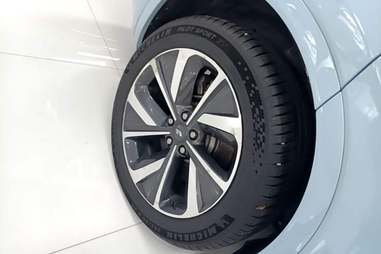 Used Li Auto ONE 2021 Extended-Range 6-Seater Version Right Rear Wheel Hub